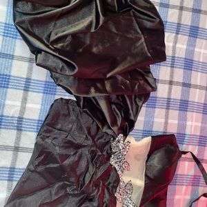 Custom made
Over bust-43 1/2”
Under bust- 39” 
Waist-39 3/4”
Hips- 50 3/4” M/L